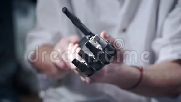 一位科学家工程师正在测试一种电子仿生假肢他用机械手臂的塑料手指视频的预览图
