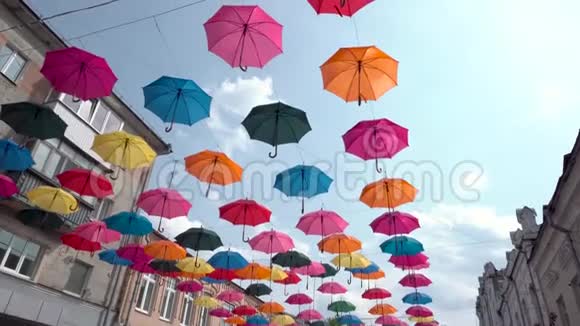 五颜六色的雨伞背景在城市雨伞在天空街道装饰视频的预览图