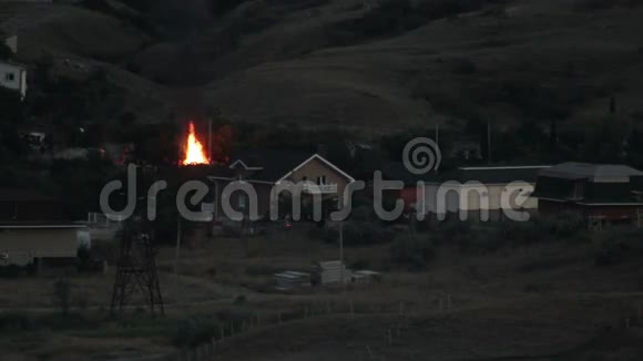 村里的火灾视频的预览图
