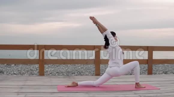 成年女性在海上练习瑜伽视频的预览图