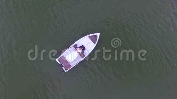 新娘和新郎躺在船上视频的预览图