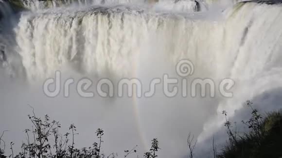 伊瓜苏瀑布里的水和彩虹一起落下视频的预览图