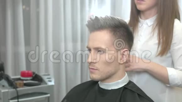 理发师用头发喷雾视频的预览图