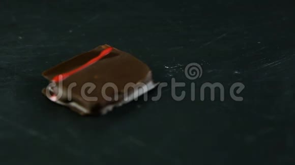 把注意力集中在黑色餐桌上的小方块巧克力糖果上视频的预览图