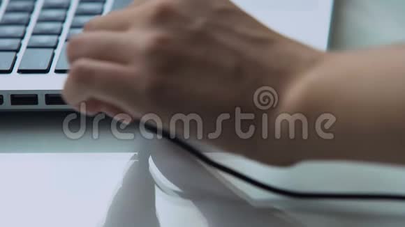 手插式笔记本电脑插孔耳机现代个人电脑技术视频的预览图