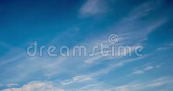蓝色天空背景的时间推移与微小的条纹卷云条纹天气晴朗多风天气视频的预览图