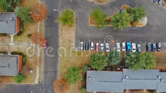 空中射击俯视城市住房开发黄树和屋顶的住宅视频的预览图