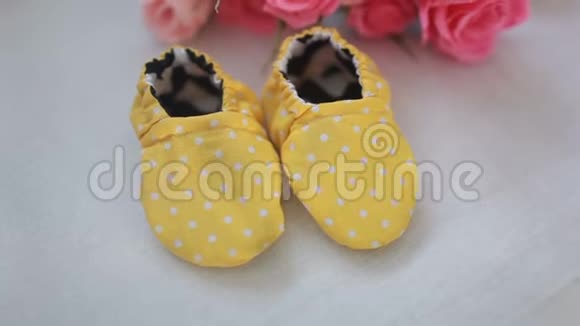 新生儿黄色鞋子视频的预览图
