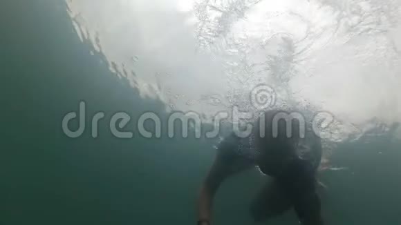 商人在水下慢动作使用智能手机天然湖泊视频的预览图