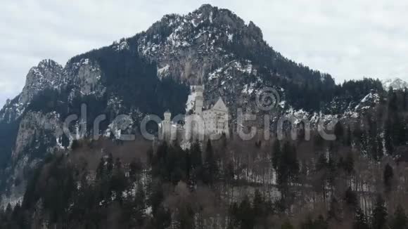 令人惊叹的内施万斯坦城堡背景上有一座山4k视频的预览图