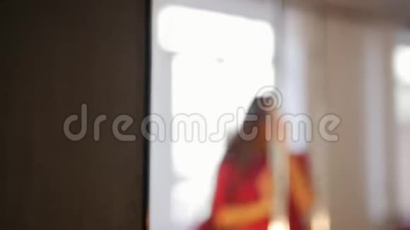 穿红色裙子的女孩训练她的钢管舞视频的预览图