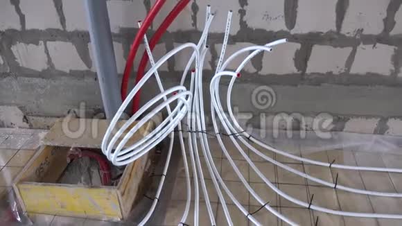 室内施工区域地面的采暖管线节能系统视频的预览图