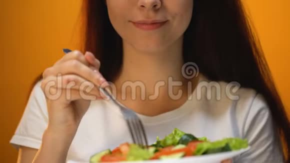 女孩吃蔬菜沙拉均衡饮食健康营养维生素视频的预览图