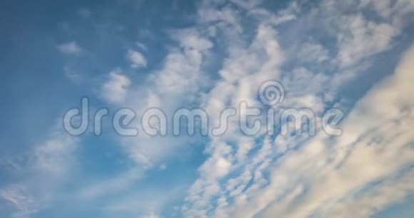蓝色天空背景的时间推移与微小的条纹卷云条纹天气晴朗多风天气视频的预览图