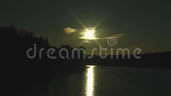池塘的日落时间流逝视频的预览图