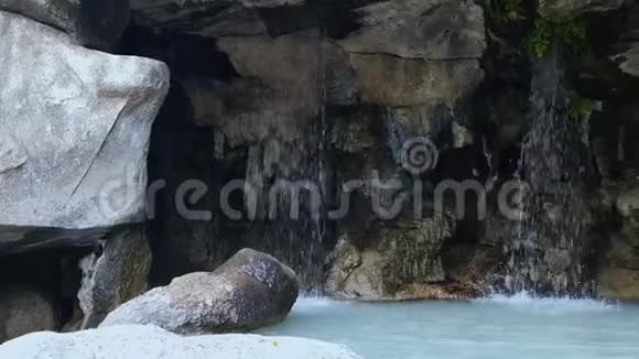 法国城堡山瀑布的巨石和溪流旅游景点视频的预览图
