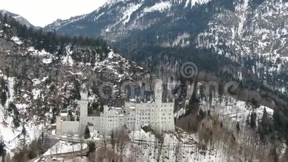 尼斯奇旺斯坦城堡的空中镜头在冬天有很多雪4k视频的预览图