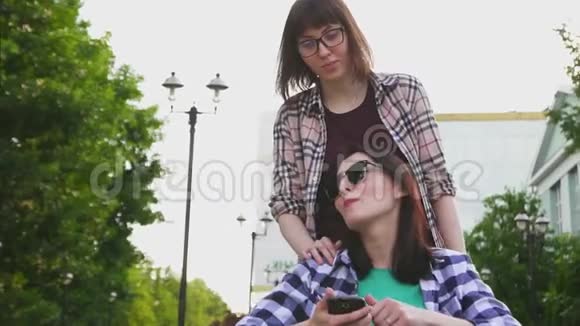 女孩在轮椅上与女朋友散步时残疾他们互相交流视频的预览图