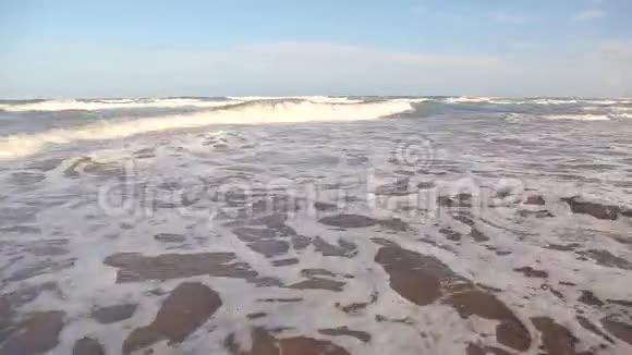 相机在波浪上的运动波浪近岸阳光照水里海浪是视频的预览图