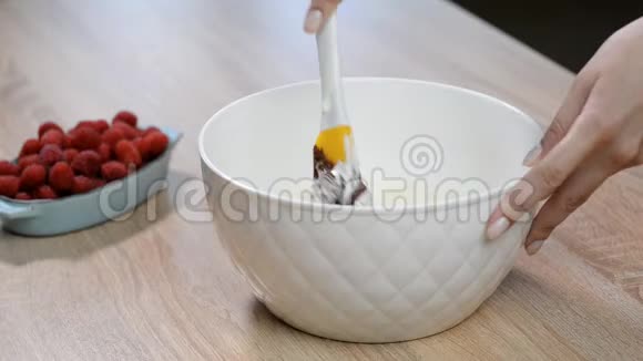 在碗里用巧克力搅拌重奶油视频的预览图