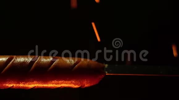 火苗上一根薄薄的烤香肠视频的预览图