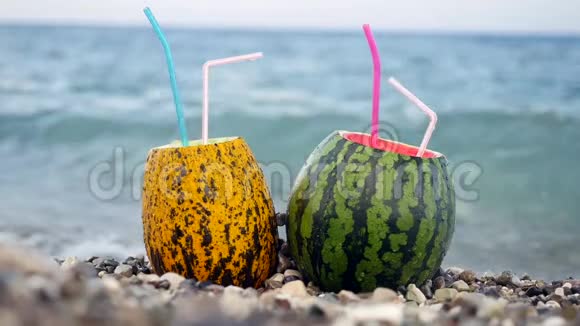 大理石海滩上新鲜的泰国甜瓜和西瓜碗鸡尾酒视频的预览图