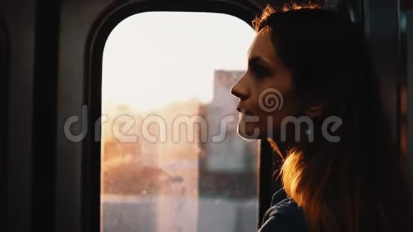 美国芝加哥日落时乘地铁的年轻泼妇肖像火车里的悲伤的女人视频的预览图