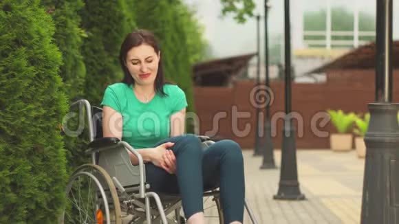 坐轮椅的年轻女孩想起来视频的预览图