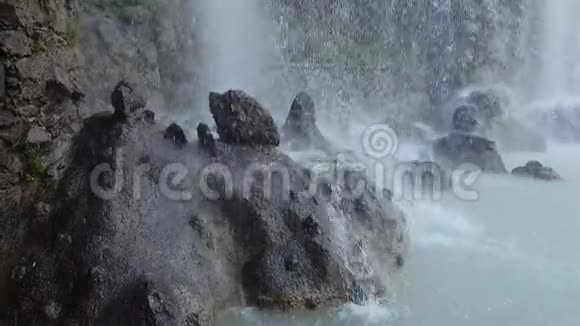 著名公园尼斯城堡瀑布法国观光瀑布自然视频的预览图