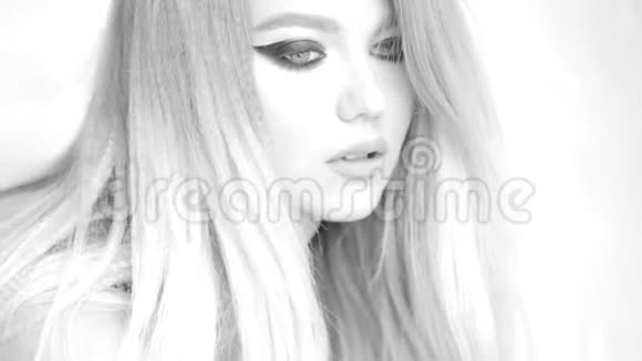 性感金发女郎的肖像黑白视频视频的预览图