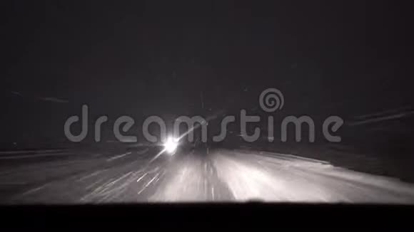 在夜间道路上移动汽车前照灯视频的预览图