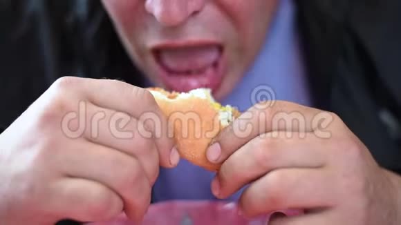 那个人饿着肚子吃三明治咬了一大口喝了一杯视频的预览图
