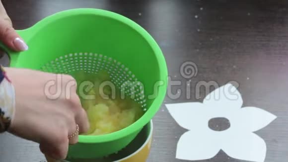 一个女人把煮熟的苹果切成苹果酱使用科兰德和勺子视频的预览图