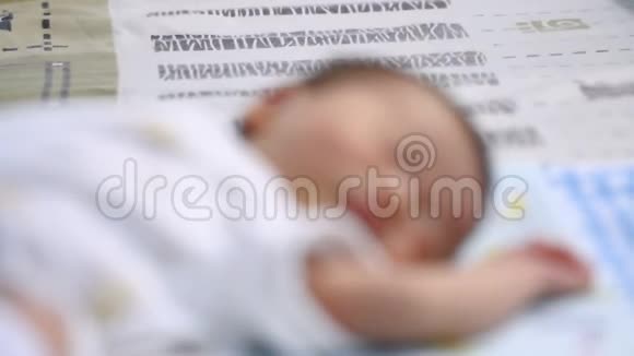把注意力转移到宝贝身上安静的亚洲女婴躺在床上睡在卧室里视频的预览图