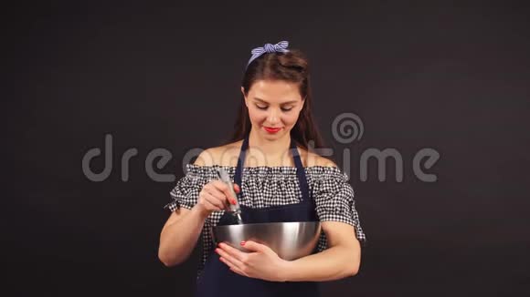 糕点厨师女人做奶油蛋糕视频的预览图