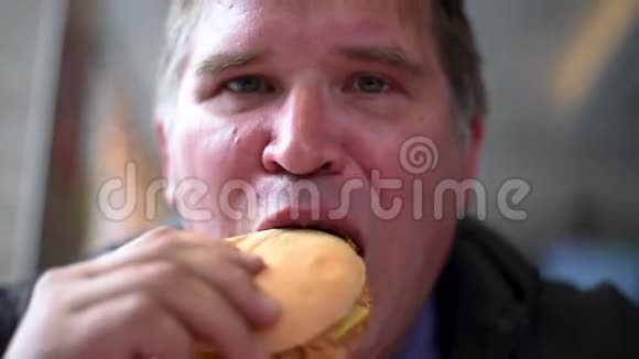那个人饿着肚子吃三明治咬了一大口喝了一杯视频的预览图