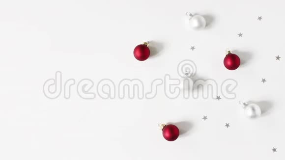 圣诞作文还有移动的圣诞红白球彩球和银星彩纸装饰视频的预览图