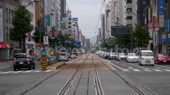 一辆电车沿着日本广岛市的一条街道汽车线驶近视频的预览图