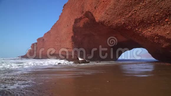 在摩洛哥大西洋海岸的勒格齐拉海滩上用拱形岩石飞过拱门视频的预览图