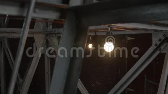 房间内有金属支架的灯丝灯的特写镜头视频的预览图