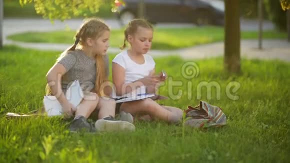 女孩们在看小镜子他们想看起来很漂亮书和笔记就在他们身边视频的预览图