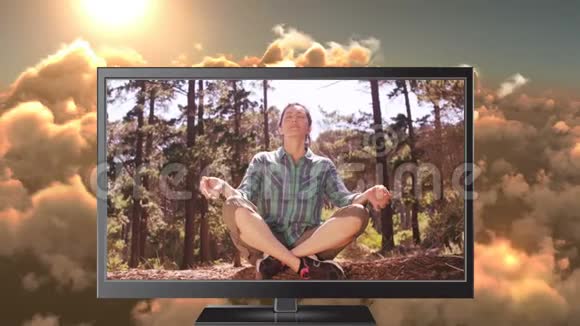 显示自然瑜伽的电脑屏幕视频的预览图