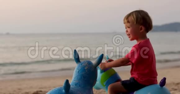 儿童沙滩玩玩具视频的预览图
