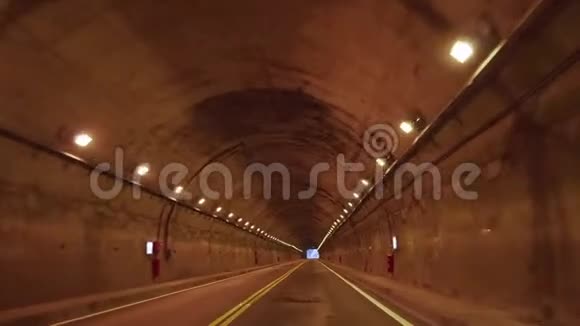 开车穿过公路隧道视角视频的预览图