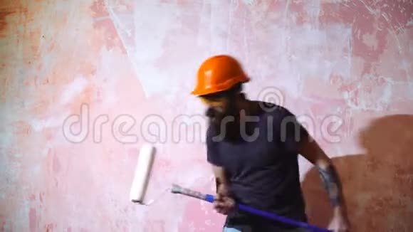 男人用油漆滚筒跳舞一个人下班休息视频的预览图