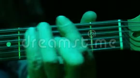 人的手搭上电吉他特写镜头视频的预览图