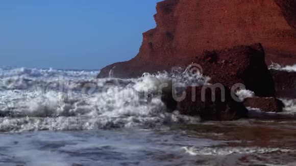 在摩洛哥大西洋海岸的勒格齐拉海滩上用拱形岩石飞过拱门视频的预览图