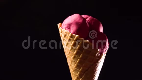 用黑巧克力浇上旋转冰淇淋视频的预览图