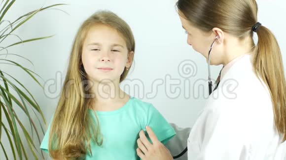 医生房间里快乐健康孩子画像视频的预览图