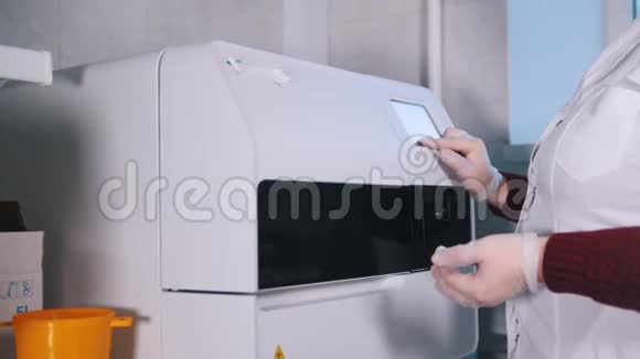 医疗诊所护士用一台特殊的机器进行血液分析血液离心机视频的预览图